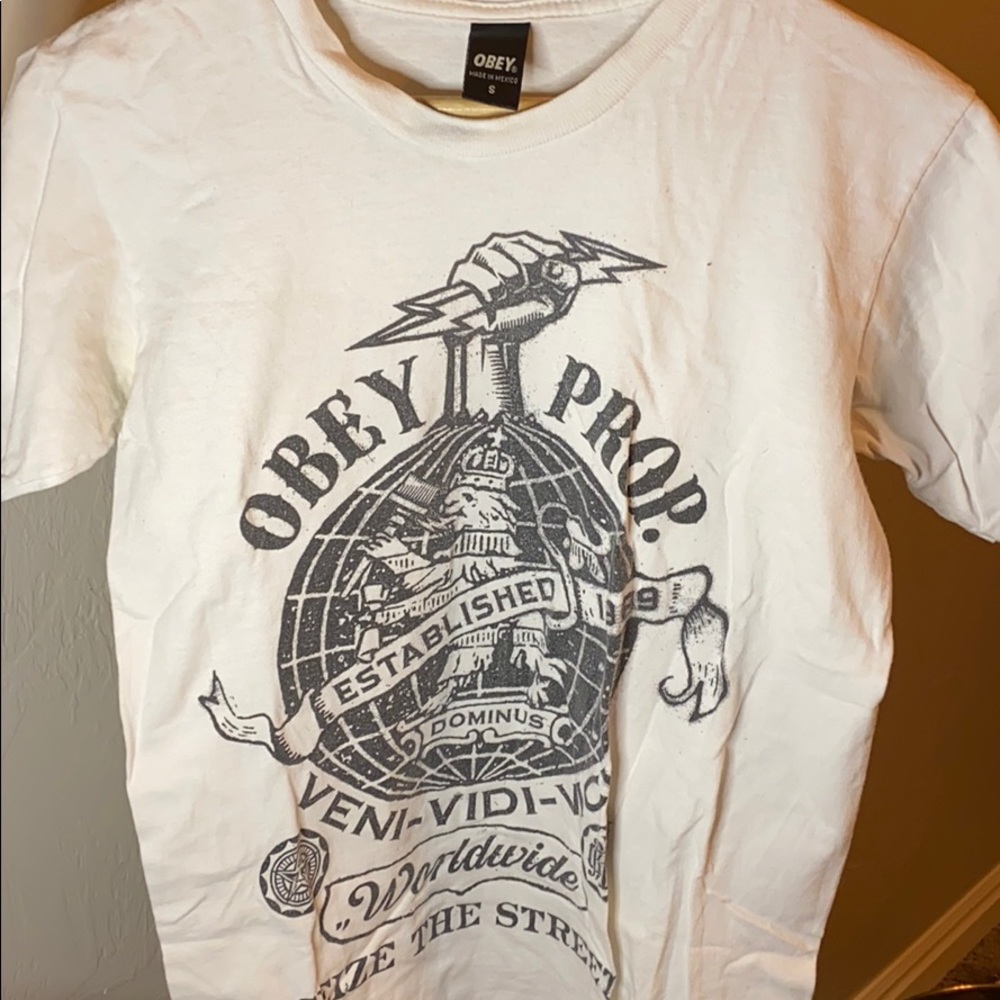 Small Men’s Obey graphic tee